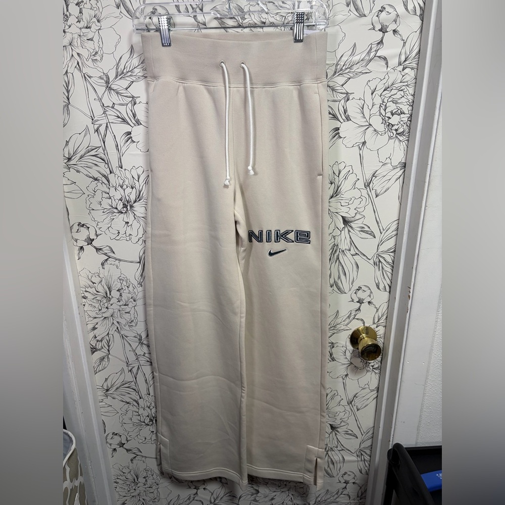 NWT Ivory Nike Sweatpants!!